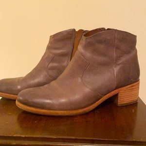 Kirk-Ease leather upper ankle boot. 9 1/2 medium super cute and comfy
